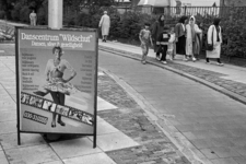 853630 Afbeelding van een reclameaffiche van Danscentrum Wildschut langs de Amsterdamsestraatweg te Utrecht, met op de ...